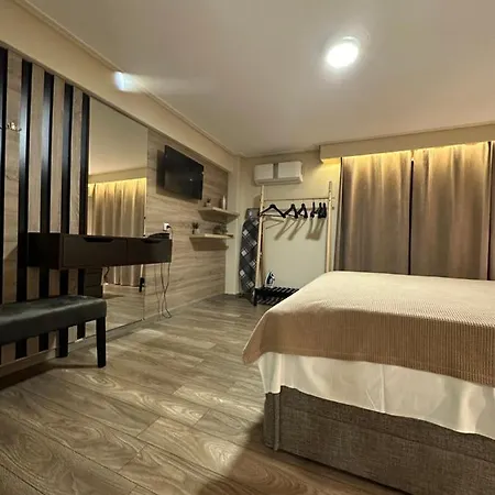 公寓 Kondoulis 2 *